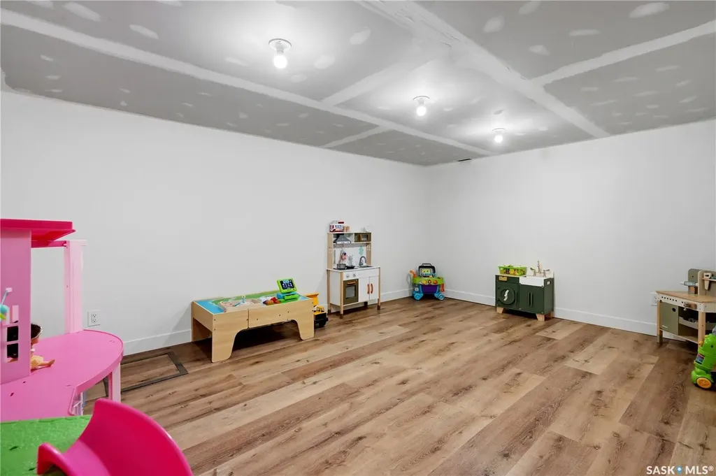 2206 Hanover Crescent E Regina SK S4V 0Z6