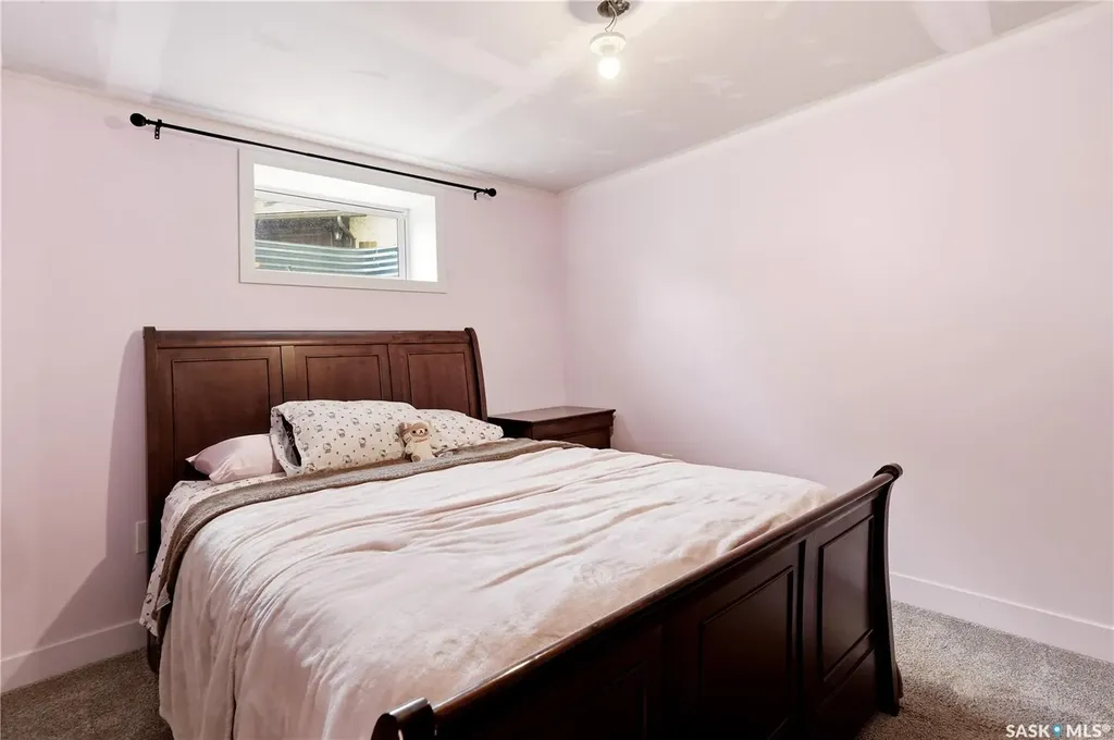 2206 Hanover Crescent E Regina SK S4V 0Z6