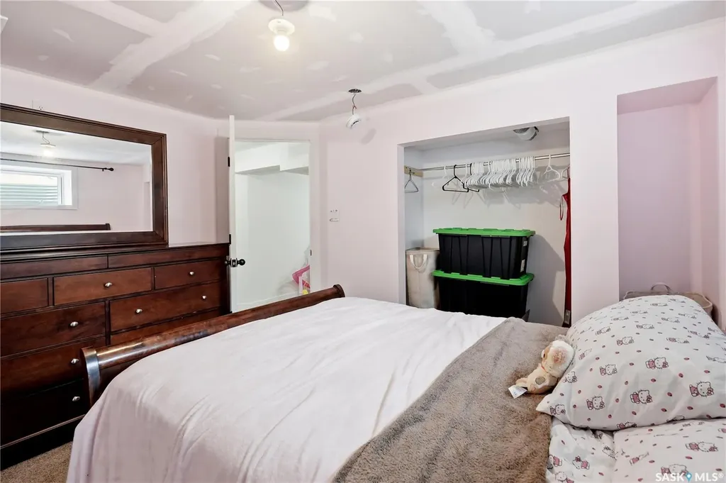 2206 Hanover Crescent E Regina SK S4V 0Z6