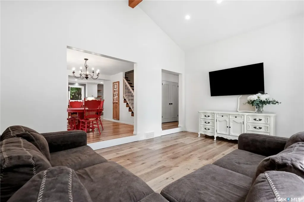 2206 Hanover Crescent E Regina SK S4V 0Z6