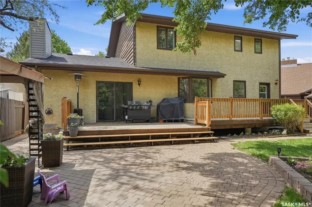 2206 Hanover Crescent E Regina SK S4V 0Z6