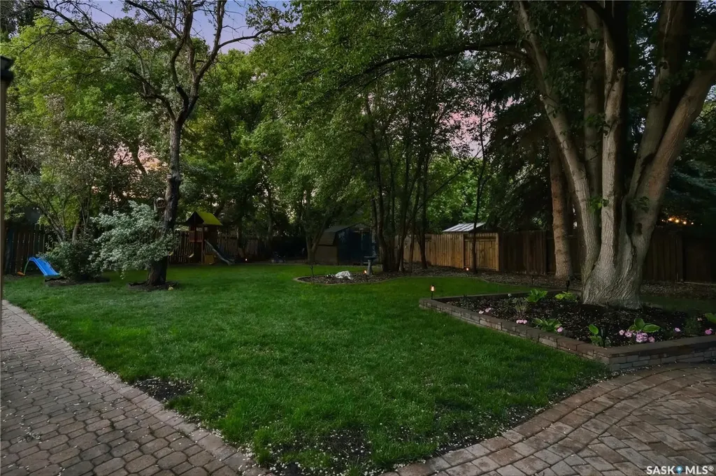 2206 Hanover Crescent E Regina SK S4V 0Z6