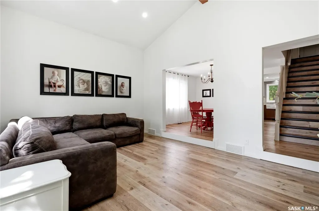 2206 Hanover Crescent E Regina SK S4V 0Z6