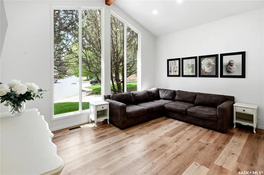 2206 Hanover Crescent E Regina SK S4V 0Z6