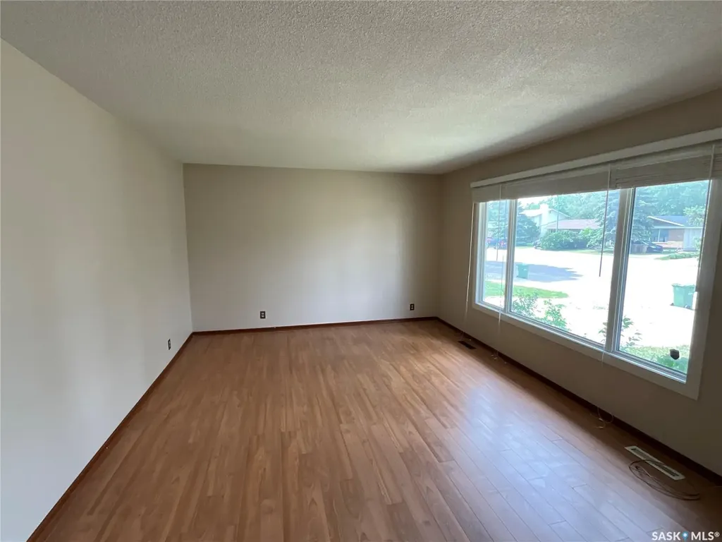 337 Mcintosh Street N Regina SK S4R 5A1