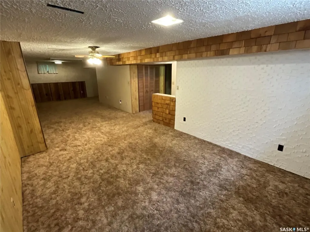 337 Mcintosh Street N Regina SK S4R 5A1