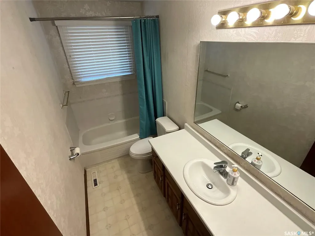 337 Mcintosh Street N Regina SK S4R 5A1
