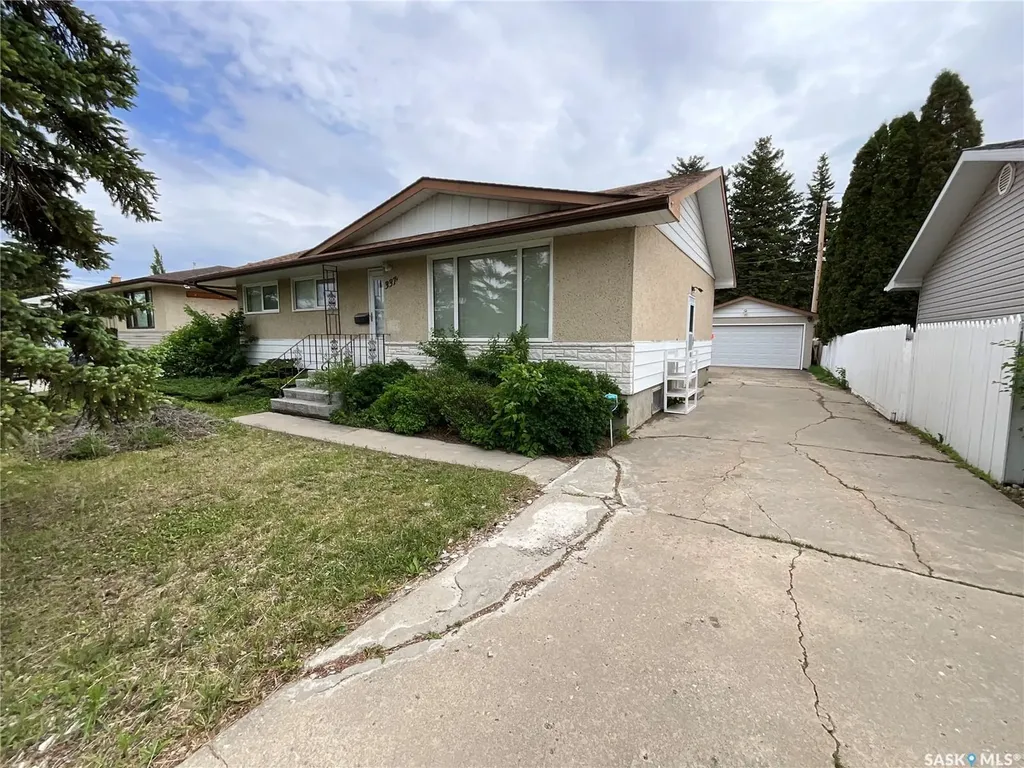 337 Mcintosh Street N Regina SK S4R 5A1