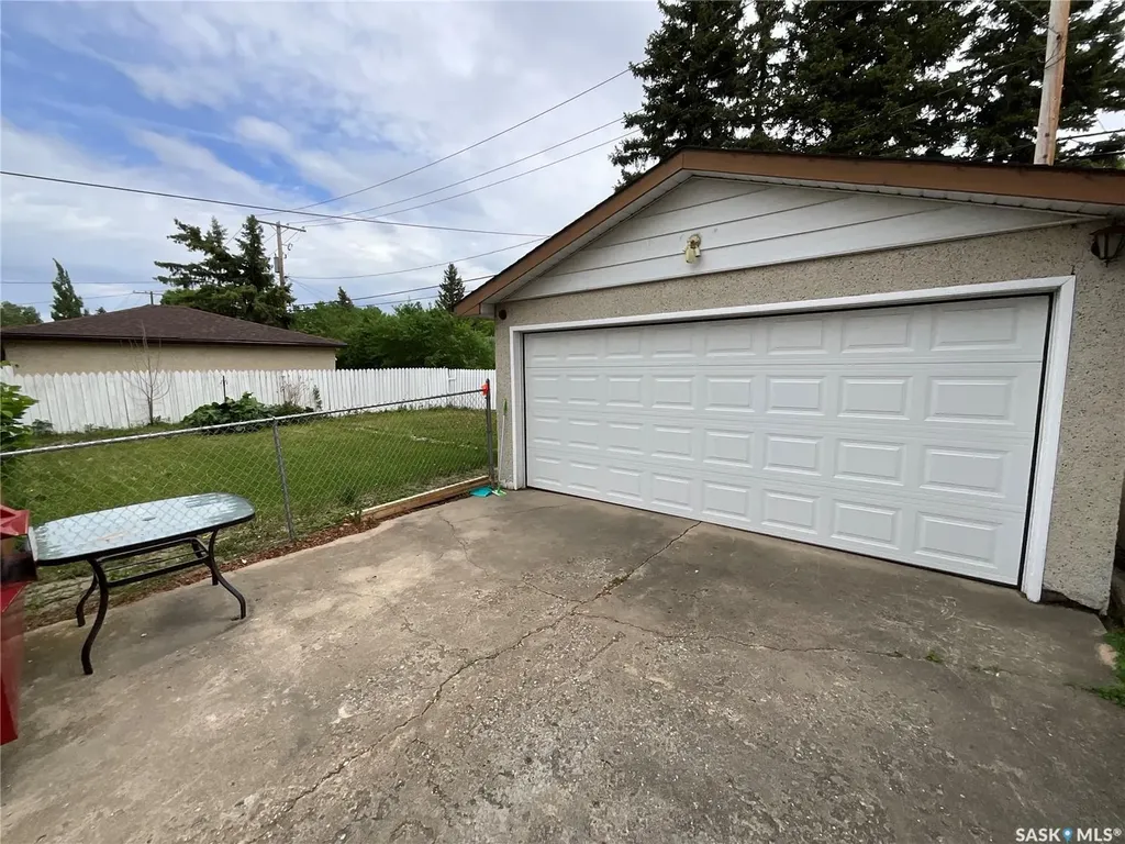337 Mcintosh Street N Regina SK S4R 5A1