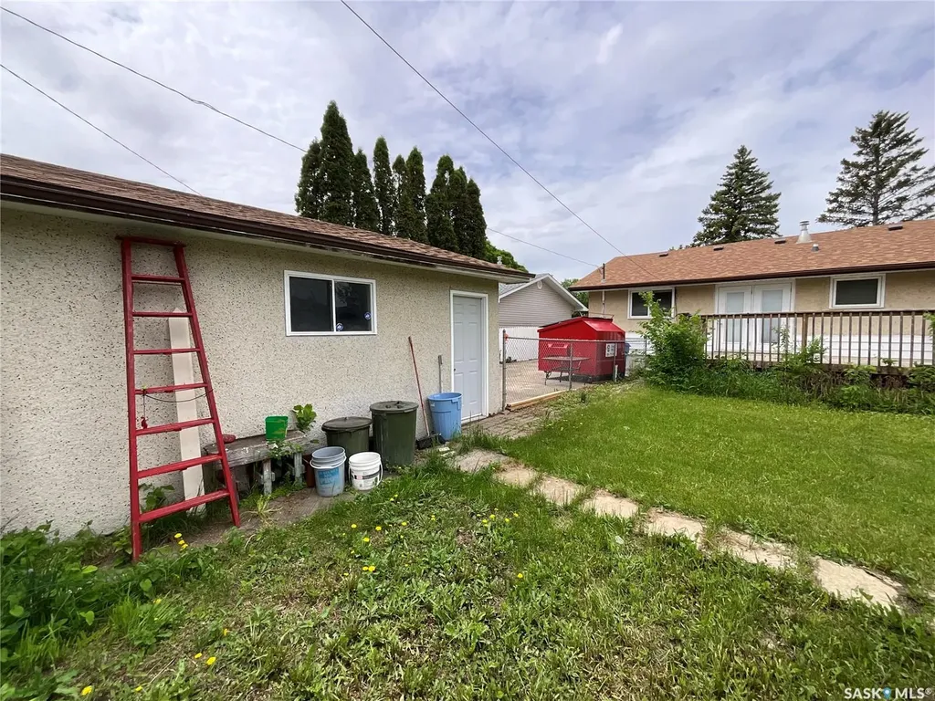 337 Mcintosh Street N Regina SK S4R 5A1