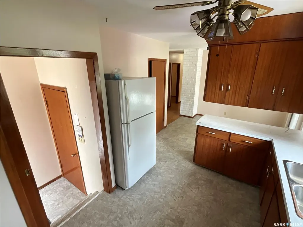 337 Mcintosh Street N Regina SK S4R 5A1