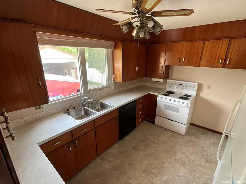 337 Mcintosh Street N Regina SK S4R 5A1