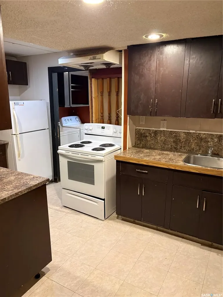 1929 Quebec Street Regina SK S4P 1J8