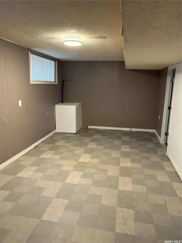 1929 Quebec Street Regina SK S4P 1J8