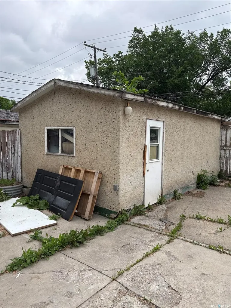 1929 Quebec Street Regina SK S4P 1J8