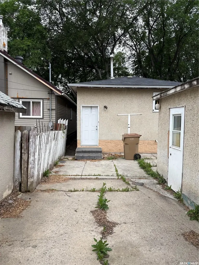 1929 Quebec Street Regina SK S4P 1J8