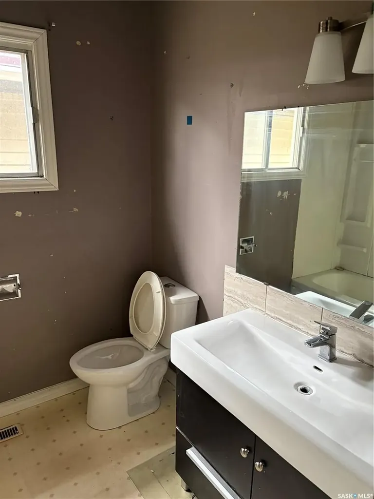 1929 Quebec Street Regina SK S4P 1J8