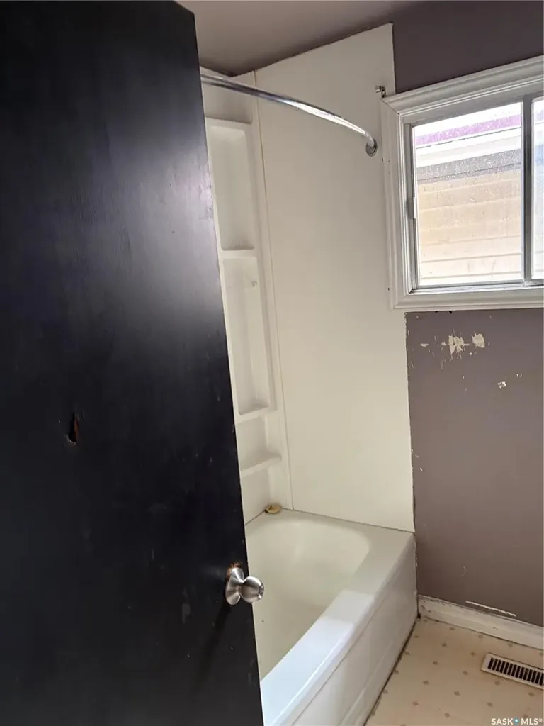 1929 Quebec Street Regina SK S4P 1J8