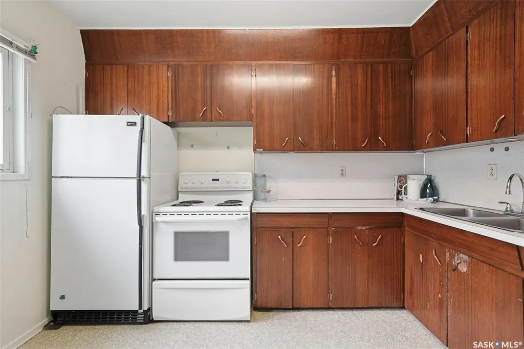 807 29th Street W Saskatoon SK S7L 0N2