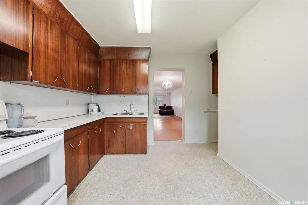 807 29th Street W Saskatoon SK S7L 0N2