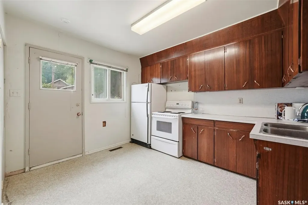 807 29th Street W Saskatoon SK S7L 0N2