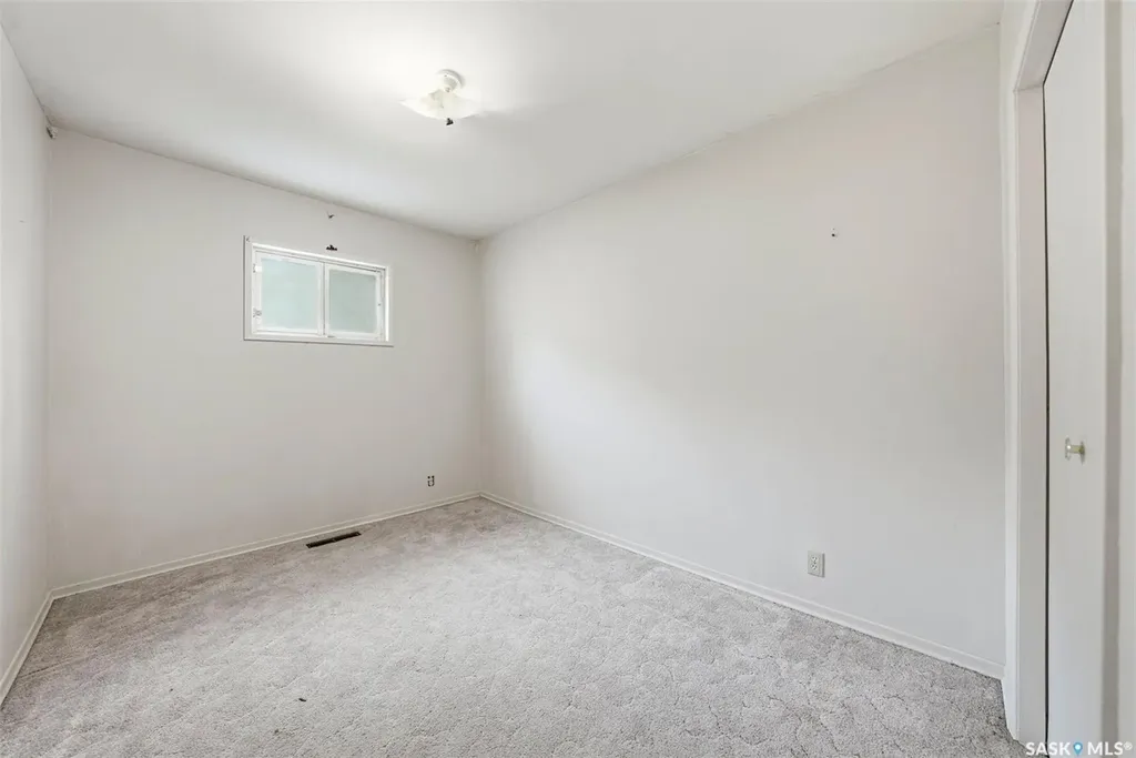 807 29th Street W Saskatoon SK S7L 0N2