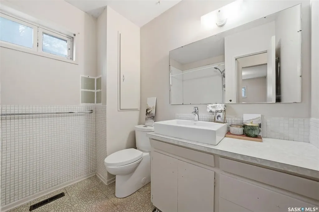 807 29th Street W Saskatoon SK S7L 0N2