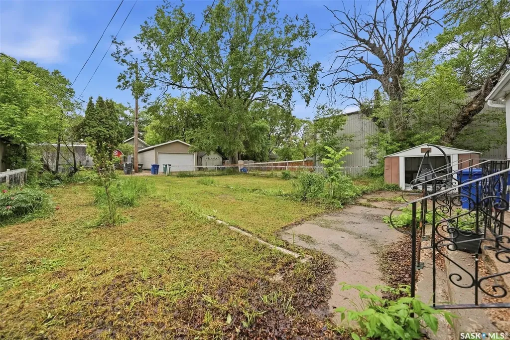 807 29th Street W Saskatoon SK S7L 0N2