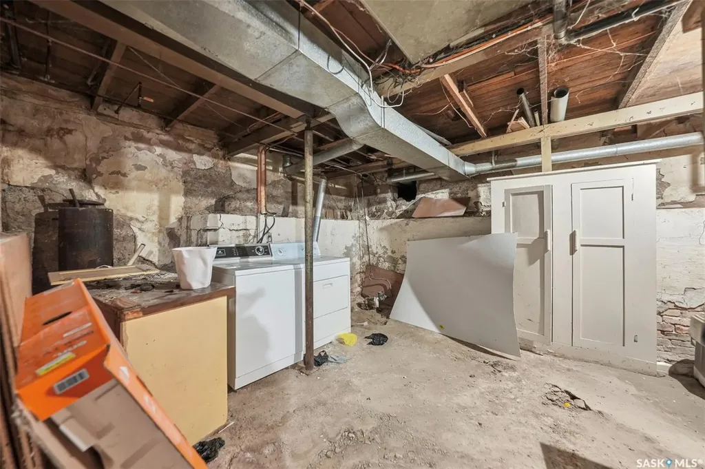 807 29th Street W Saskatoon SK S7L 0N2