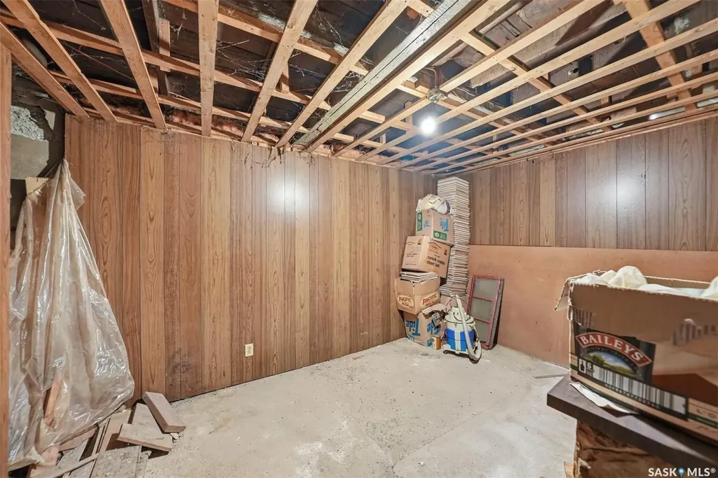 807 29th Street W Saskatoon SK S7L 0N2