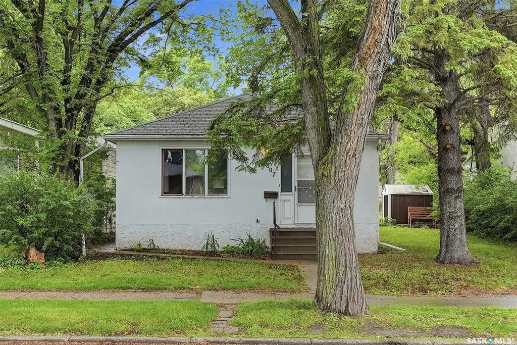 807 29th Street W Saskatoon SK S7L 0N2