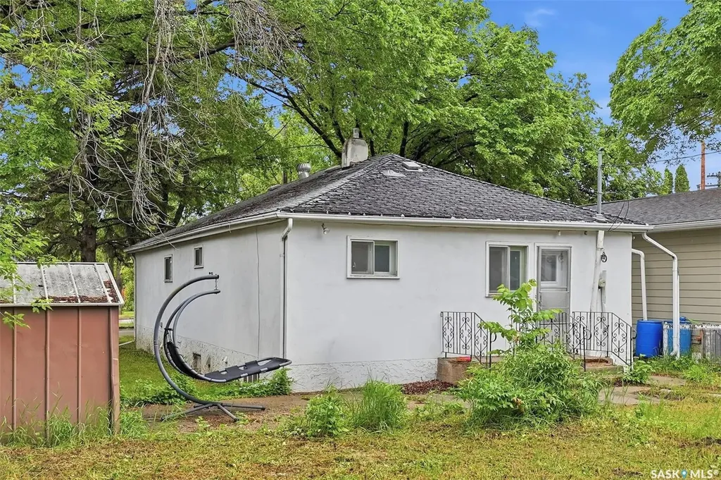 807 29th Street W Saskatoon SK S7L 0N2