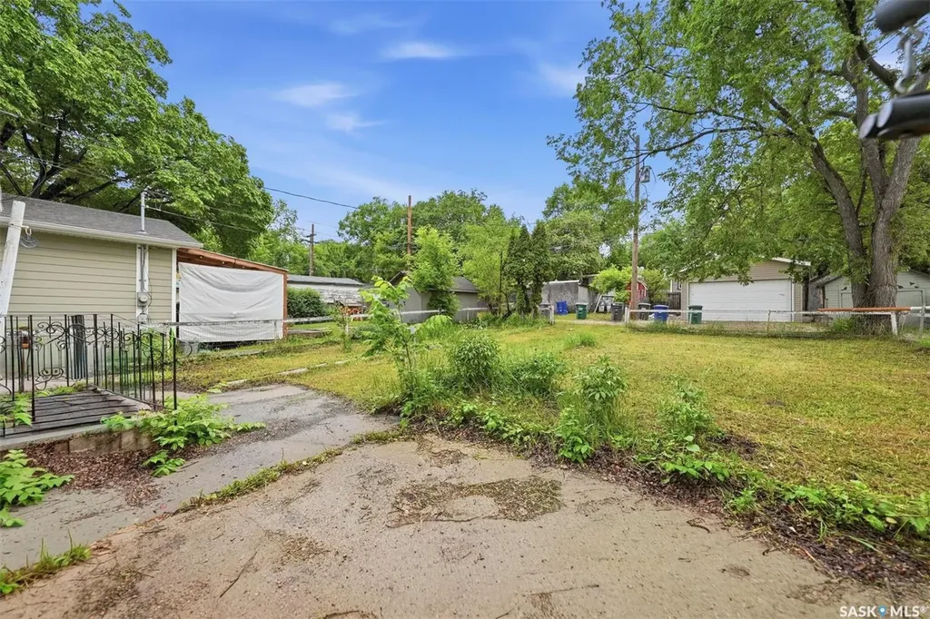 807 29th Street W Saskatoon SK S7L 0N2