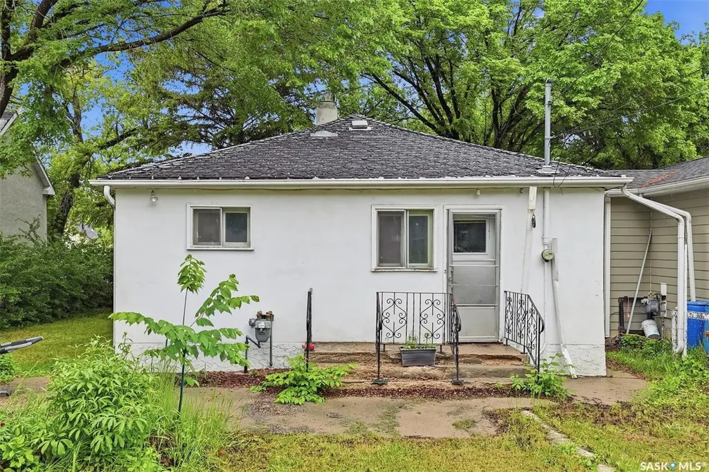 807 29th Street W Saskatoon SK S7L 0N2
