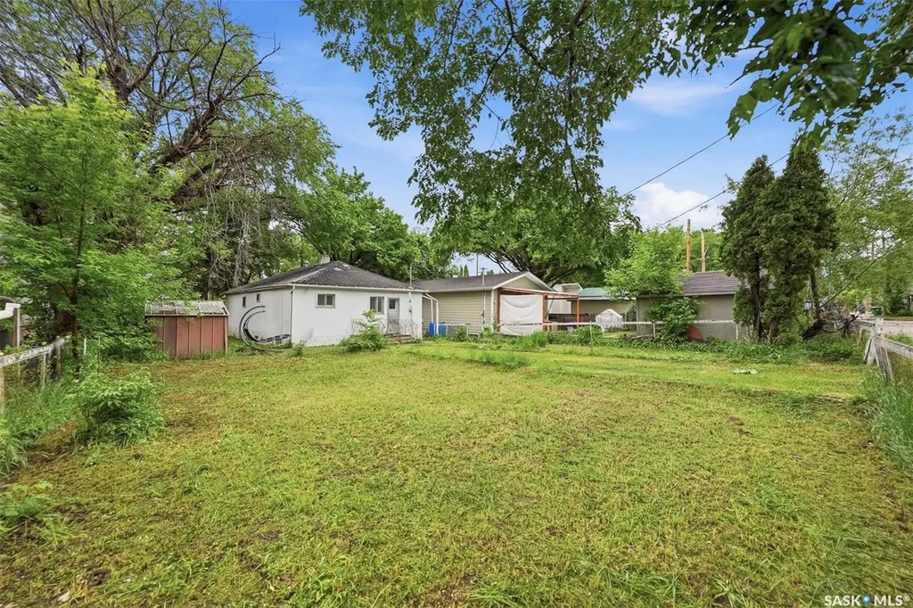 807 29th Street W Saskatoon SK S7L 0N2