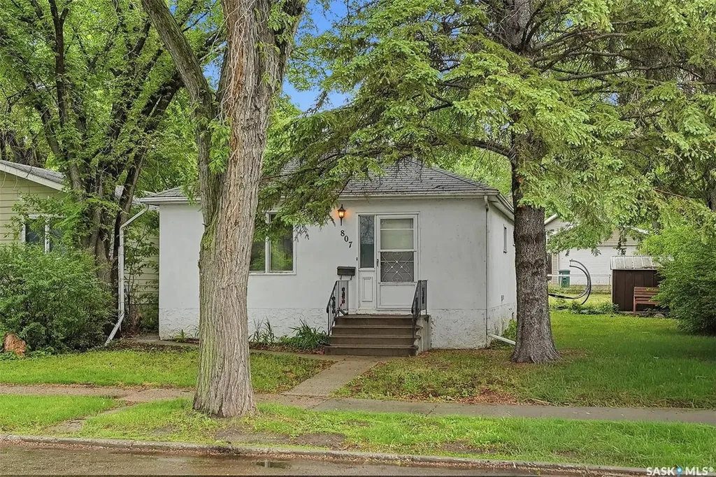 807 29th Street W Saskatoon SK S7L 0N2