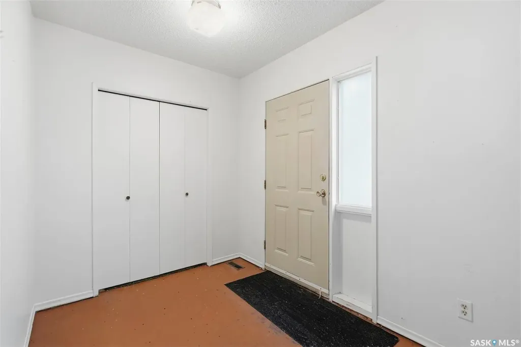 807 29th Street W Saskatoon SK S7L 0N2