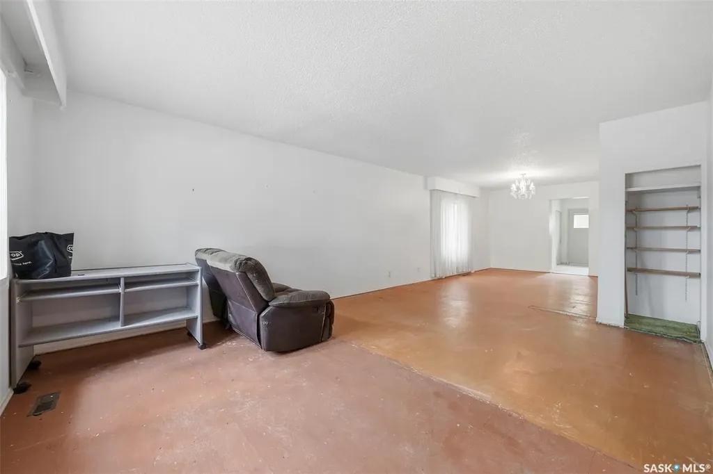 807 29th Street W Saskatoon SK S7L 0N2