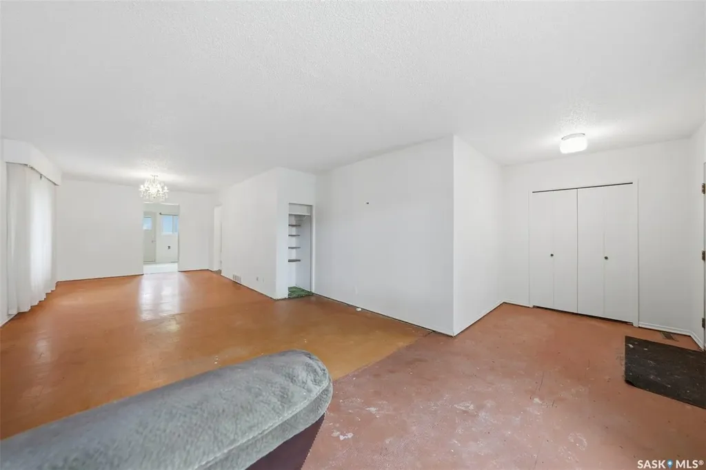 807 29th Street W Saskatoon SK S7L 0N2
