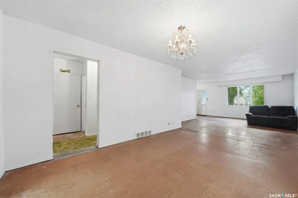 807 29th Street W Saskatoon SK S7L 0N2