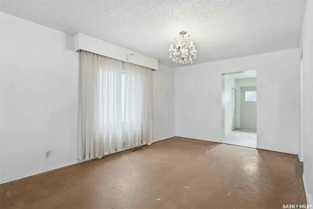807 29th Street W Saskatoon SK S7L 0N2
