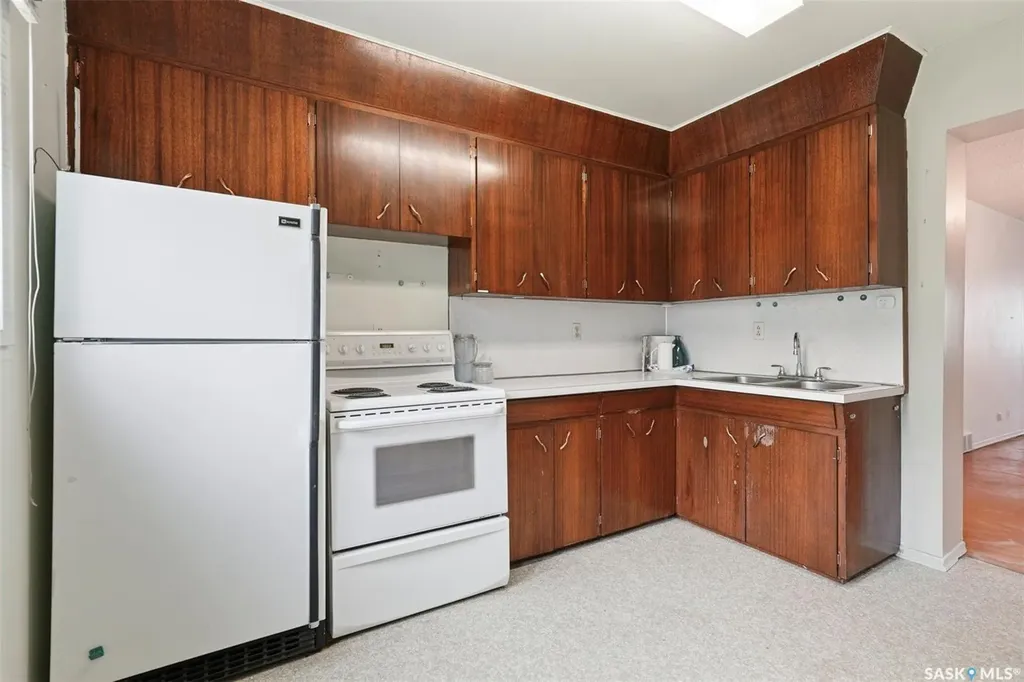 807 29th Street W Saskatoon SK S7L 0N2