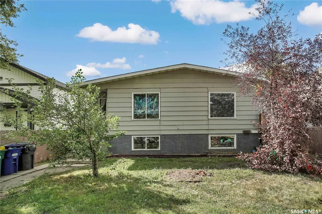 327 S Avenue S Saskatoon SK S7M 3A1
