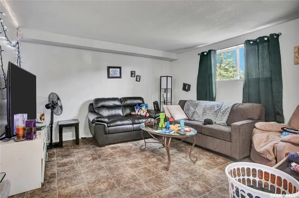 327 S Avenue S Saskatoon SK S7M 3A1