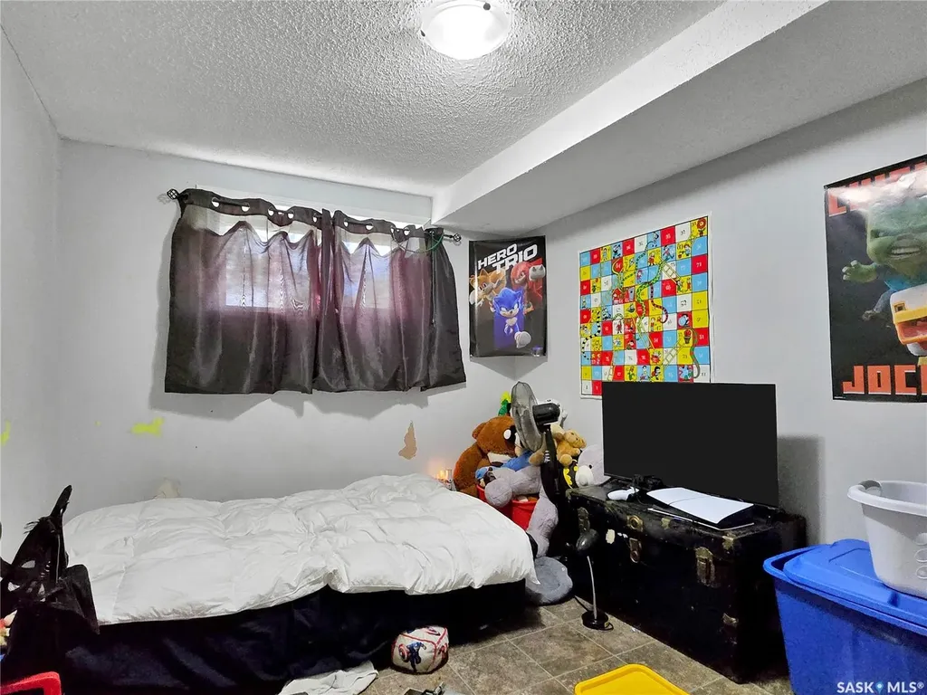 327 S Avenue S Saskatoon SK S7M 3A1