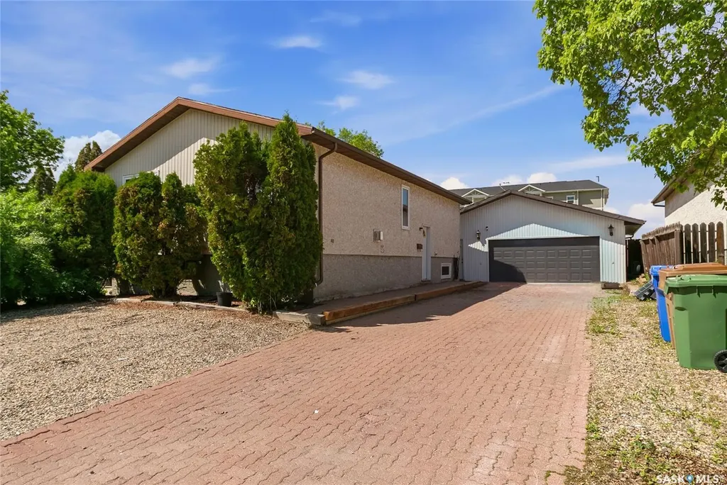 986 Rowell Crescent N Regina SK S4X 2A6