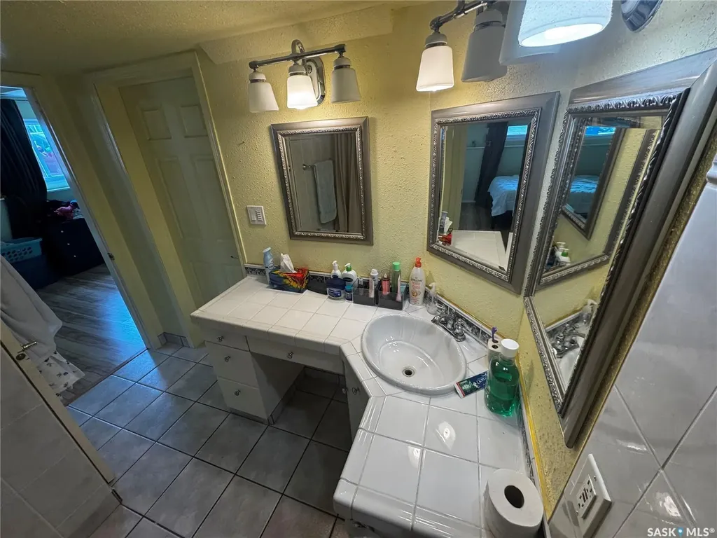 233 Lochrie Crescent Saskatoon SK S7M 5E3