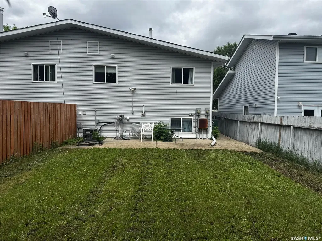 233 Lochrie Crescent Saskatoon SK S7M 5E3
