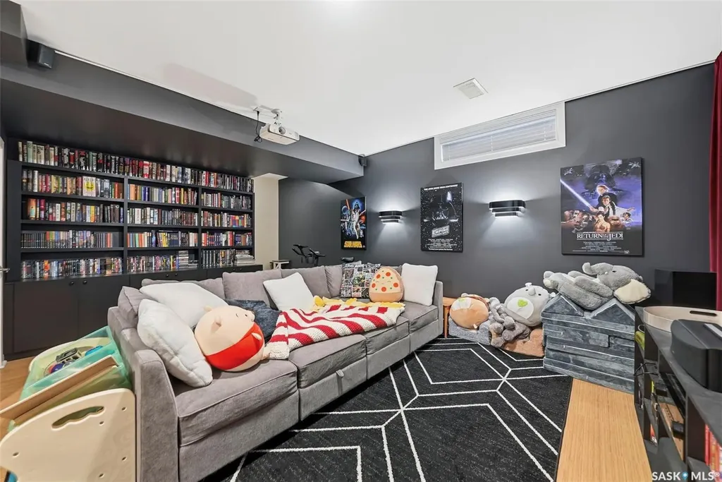 327 Hettle Cove Saskatoon SK S7T 0E8