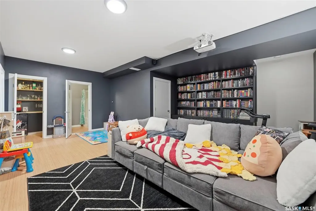 327 Hettle Cove Saskatoon SK S7T 0E8